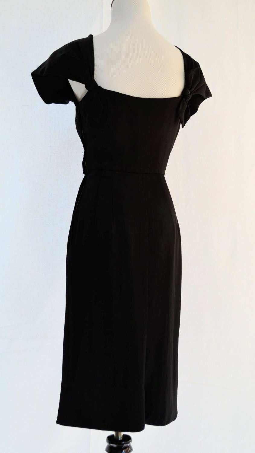 Vintage 1940s Black Dress // Size 2 4 Dress // 25.5