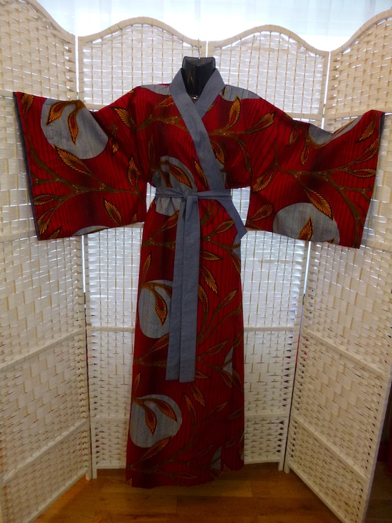 Kimono. Full length. Traditional Japanese sleeve design