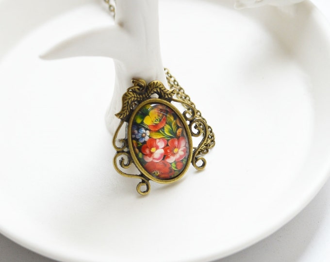 FLORAL MOTIFS Oval pendant metal brass with pictures of flowers under glass