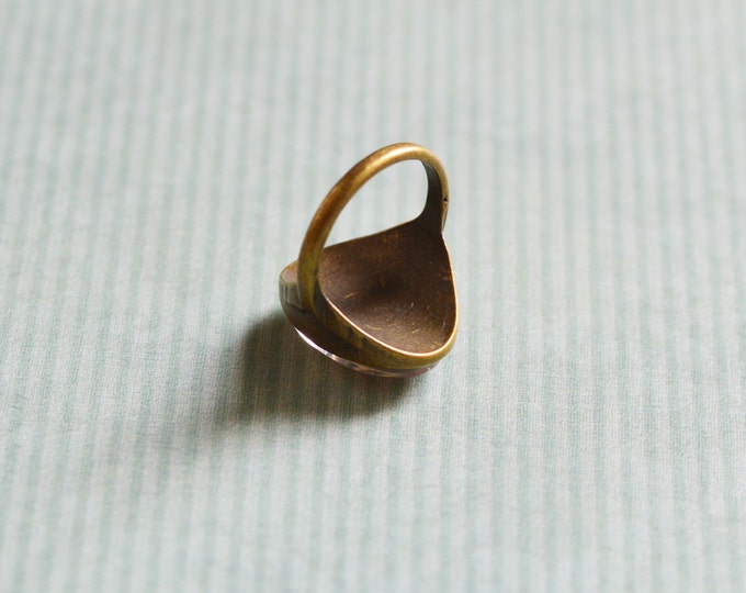 RETRO Oval ring of metal brass with the image under glass, Ring size: 6.5 in (USA) / 13,5 (Italy) / 17 (Russia)