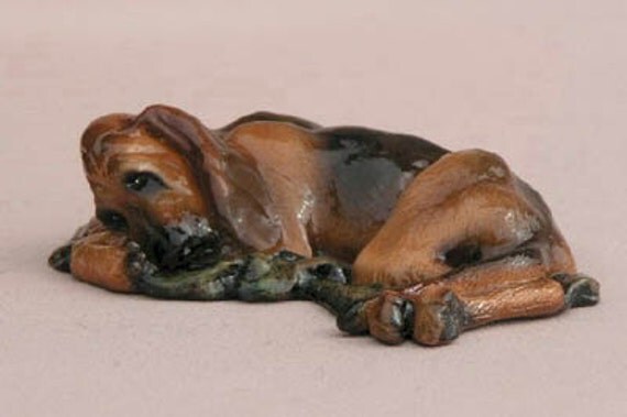 bloodhound figurine