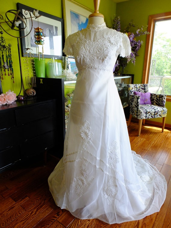 Vintage wedding dress 1970s Lace applique perfect Classic