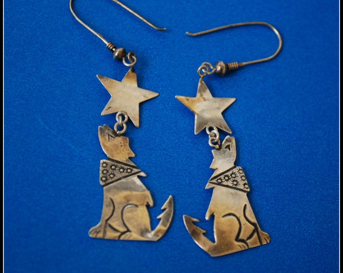 sterling dangle earrings - howling coyote with scarf - south western - light weight silver earring