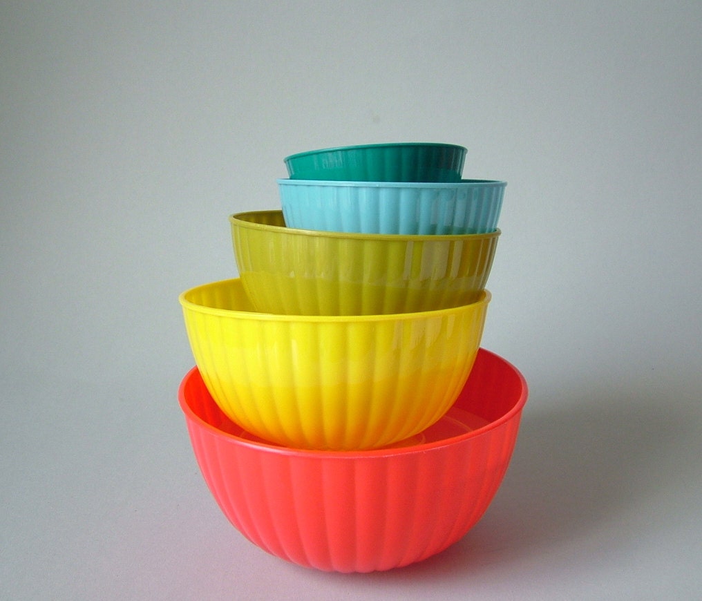 Vintage Tupperware plastic nesting bowls bright 60s pistachio