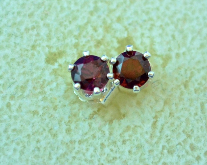 Red Garnet Stud Earrings, 4mm Round, Natural, Set in Sterling Silver E278