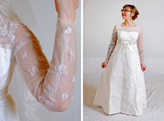 SALE! Vintage 1960s Empire Waist Wedding Dress / XS Extra Small / Matching Veil / Chantilly Lace