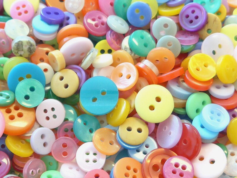 200pcs Round Plastic Buttons Assorted Colors 7-12mm Sewing