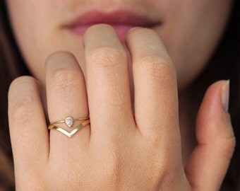 Pear Diamond Set, Bridal Wedding Ring Set, Pear Cut Diamond Ring, Nesting Wedding Ring Set, Curved Wedding Ring, Diamond Ring Set