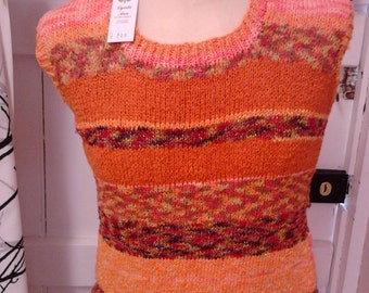 Tricoté main en laine Gedifra Filorosa, top sans manches rayé en laine douce ! Couleurs orange/vert/rouge/or. FREEPOST UK