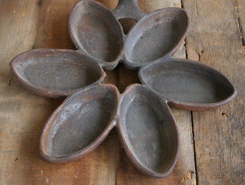 Cast Iron Muffin Cornbread Pan