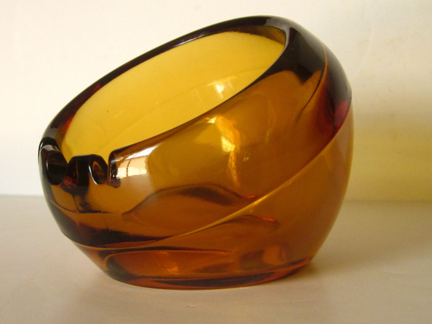 AMBER GLASS ASHTRAYHeavy Round Glass Cigar & Cigarette