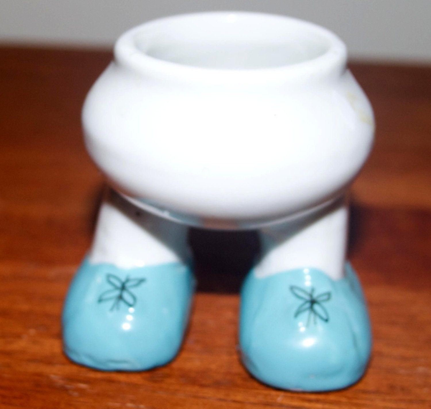 Egg on legs egg cup Haute Juice