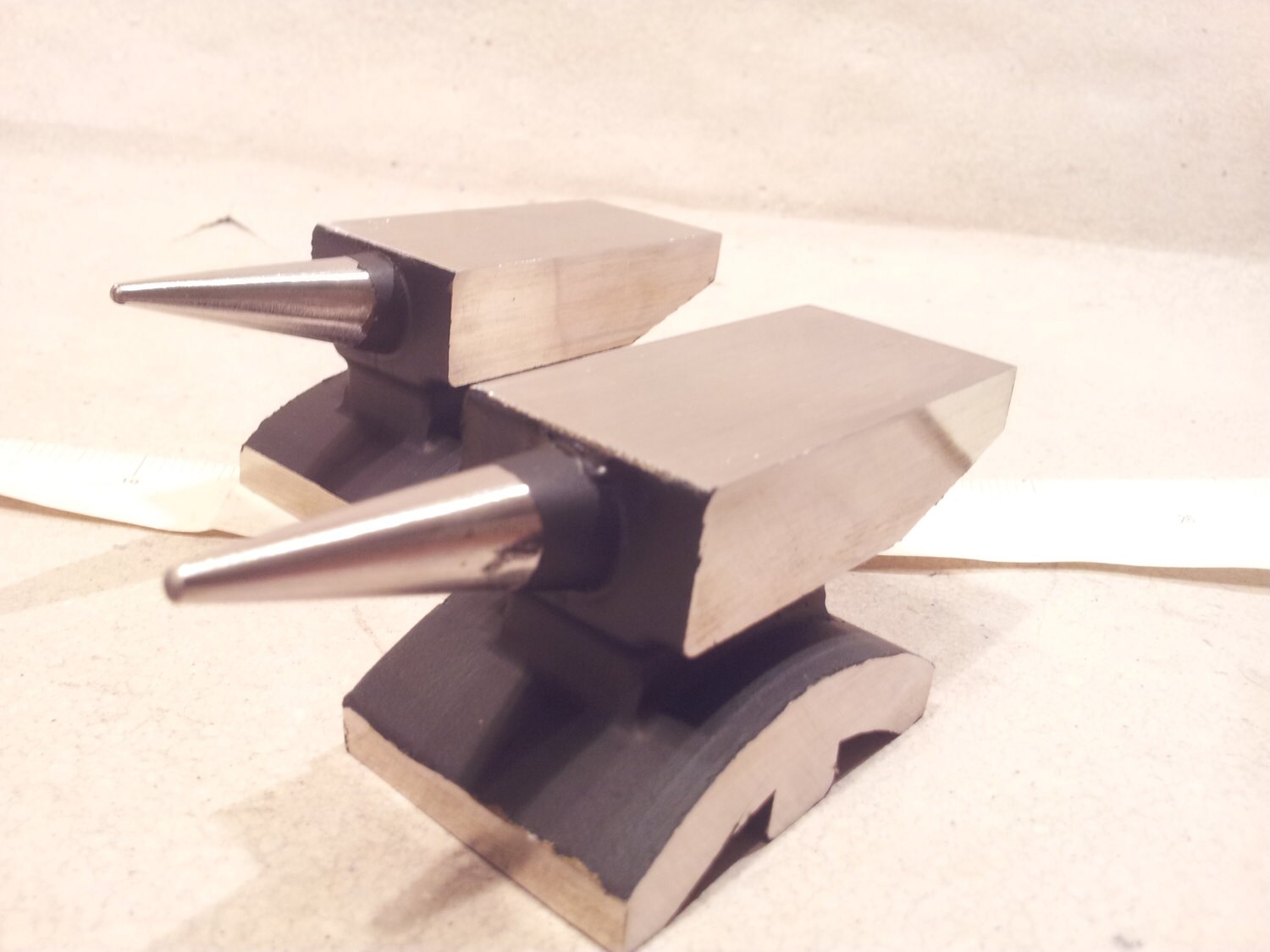 Single horn anvil