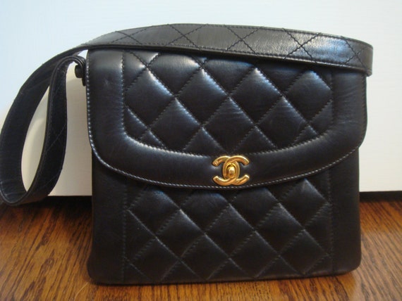 vintage CHANEL black quilted leather purse by cachetandcarrie