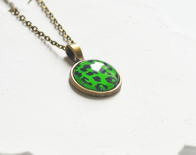 ANIMAL PRINT Pendant metal brass depicting fashionable leopard skin, Safari, Glamour, Style, Neon, Green