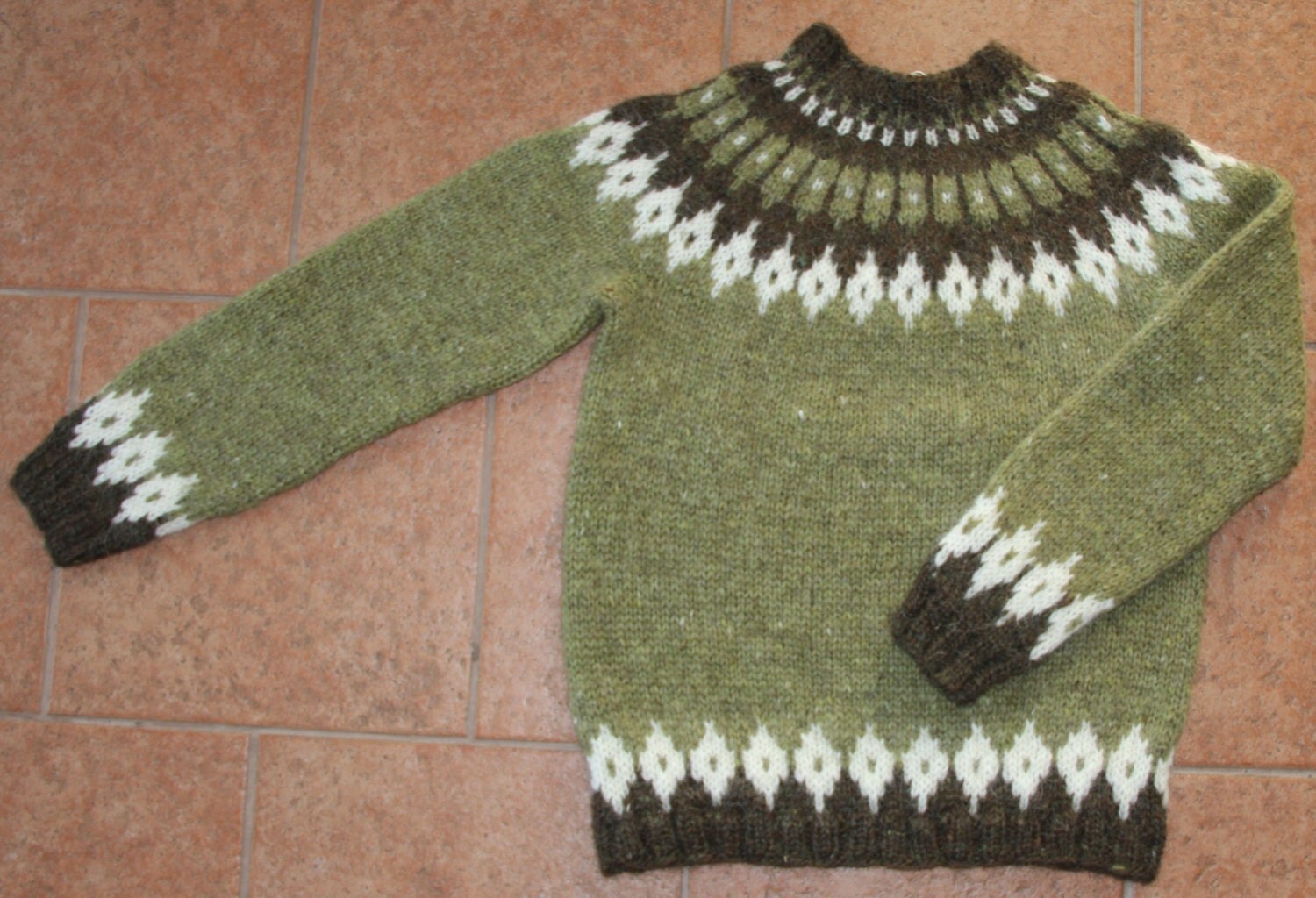 Icelandic wool sweater. Lopapeysa. Handmade.
