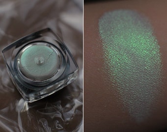 Eyeshadow: Chrysolite Dust - Jewel Dust. Green satin eyeshadow by SIGIL inspired.
