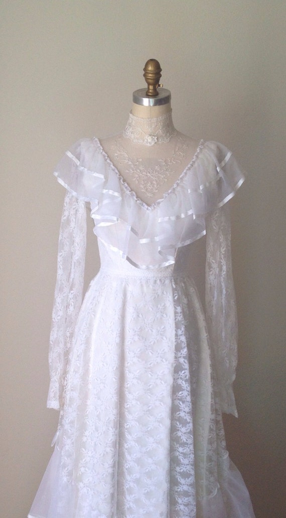 Vintage 70s White Lace Wedding Dress // Ruffled Bridal Gown