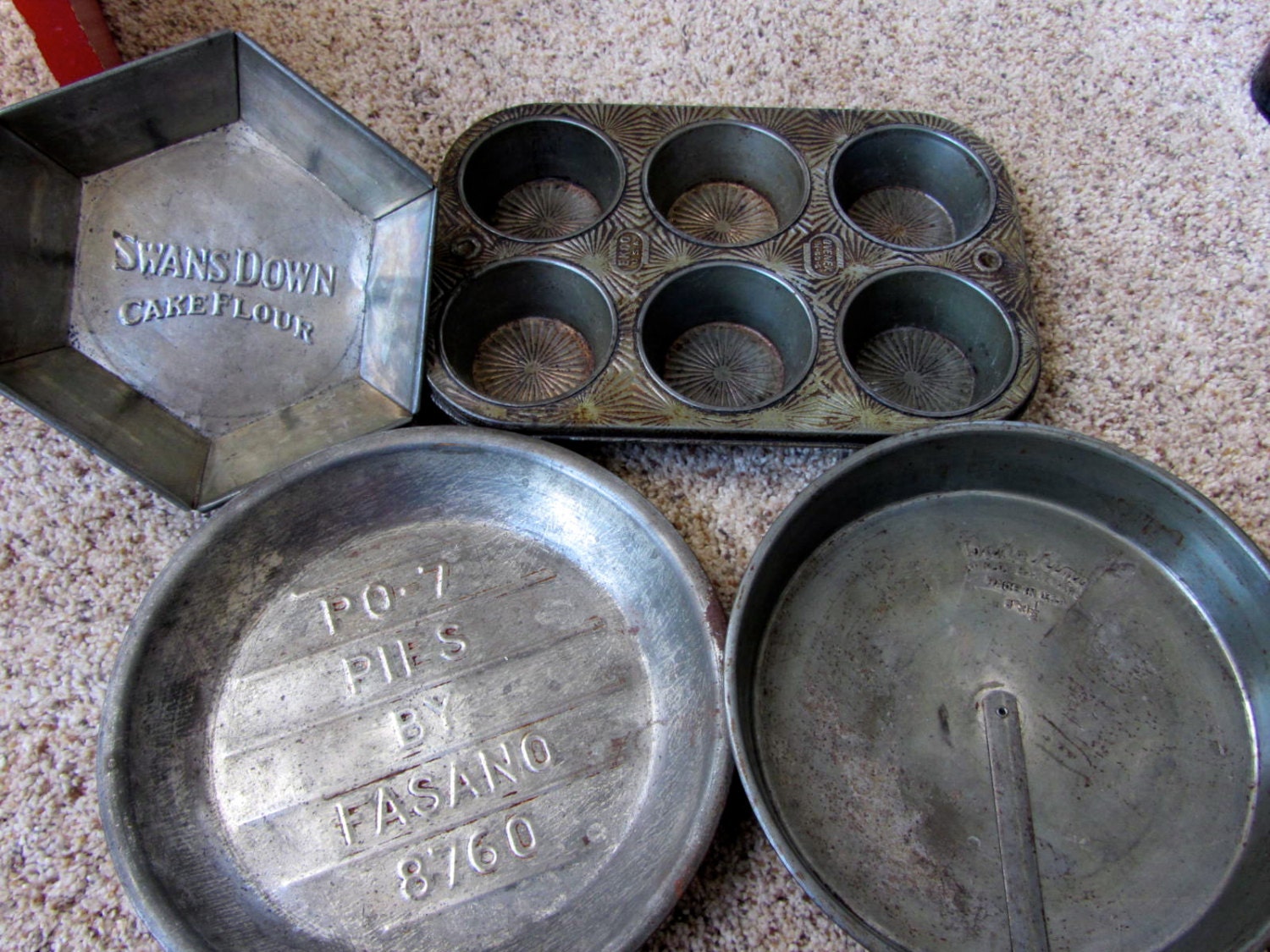 lot-of-4-vintage-antique-metal-pie-pans-muffin-tins-ecko