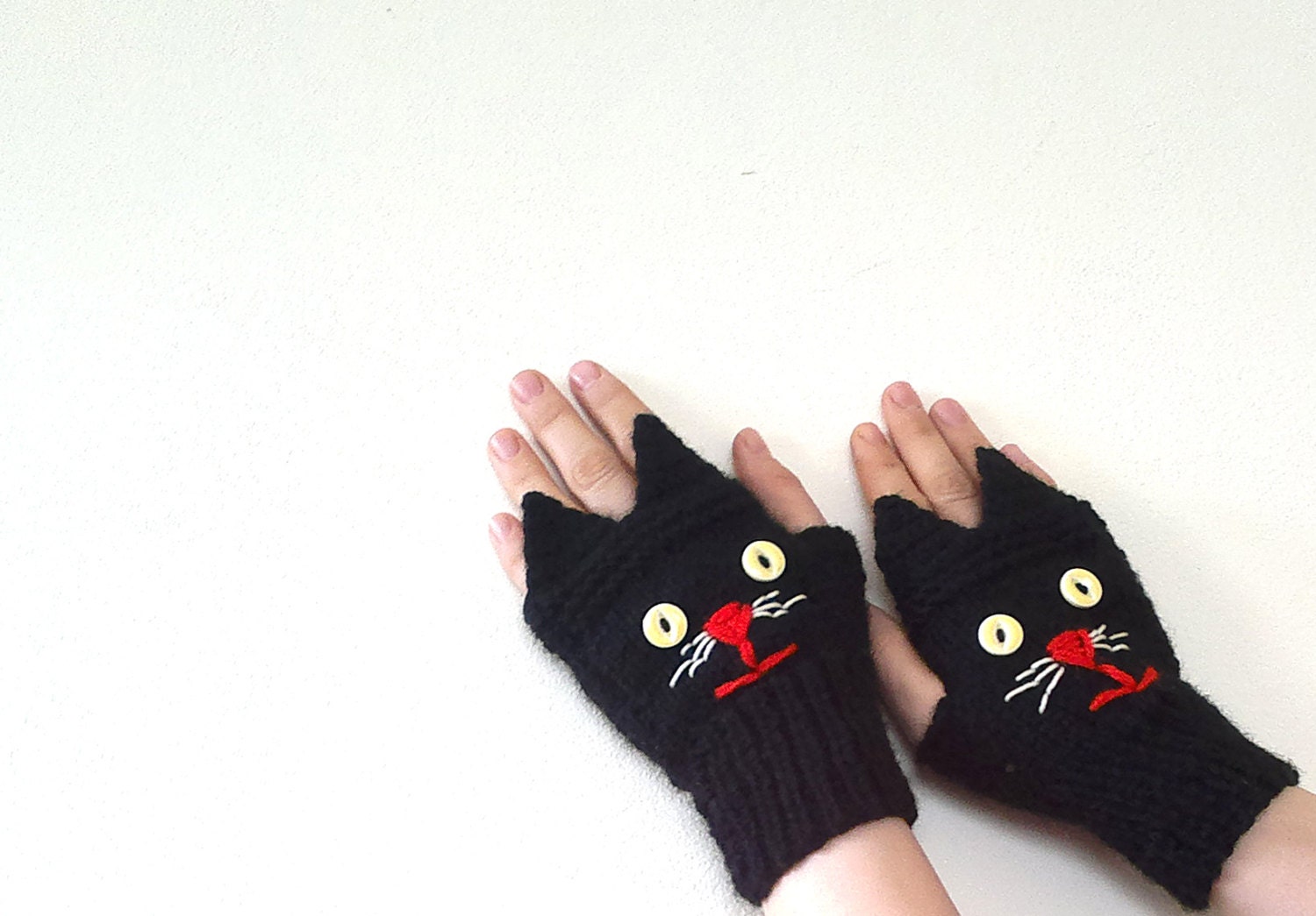 Knitted black cat gloves cat mittens womens gloves in black