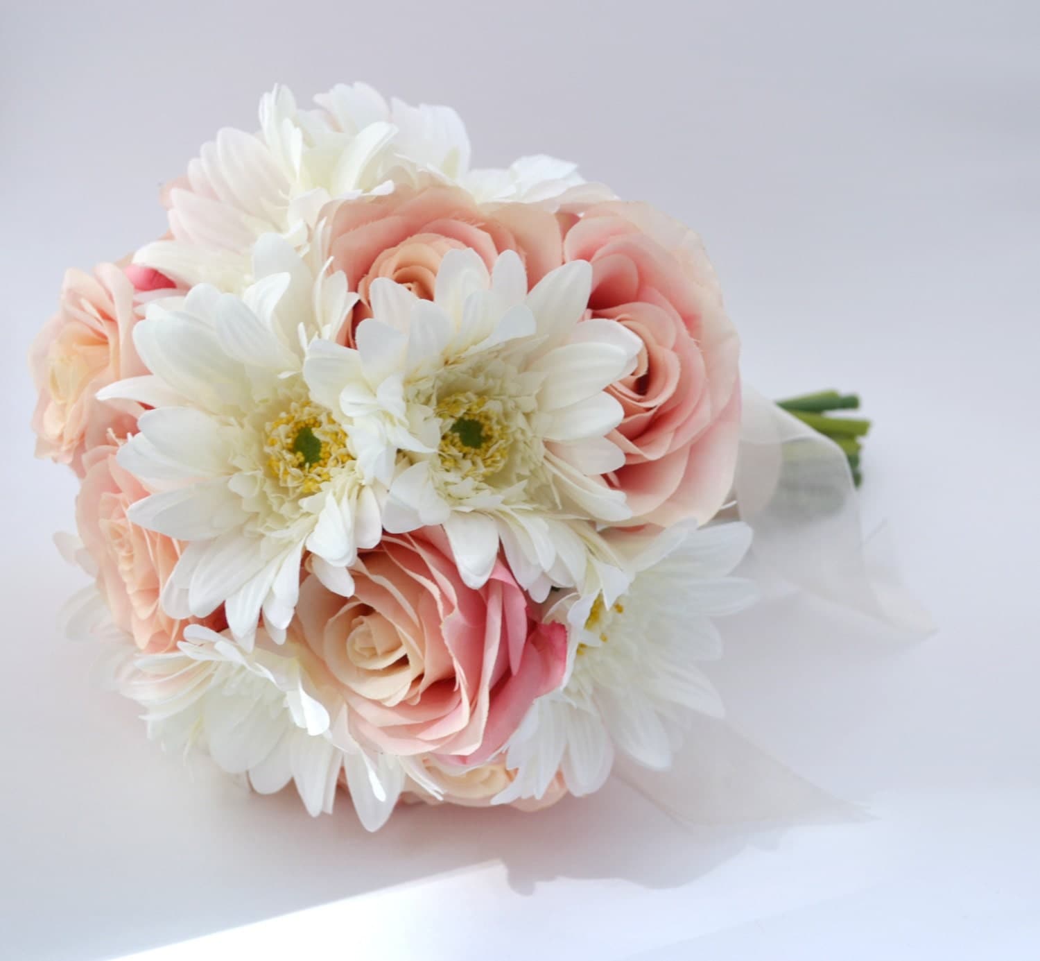 Букет невесты нежный хризантемы