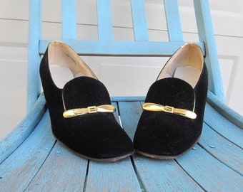 Vintage black velvet shoes with belt buckle detail, sz 7.5 AA