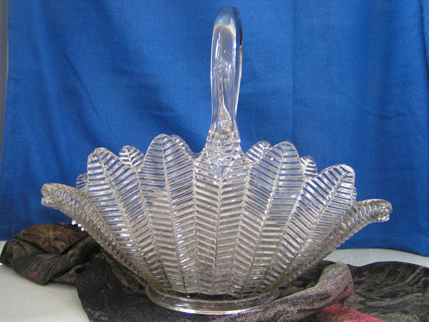 Carnival glass basket with handle