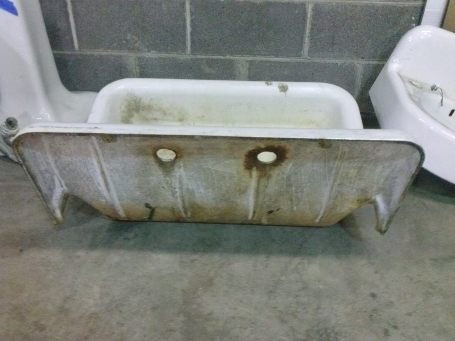 RsRvRd /// Warehouse SALE Antique Cast Iron SINK White