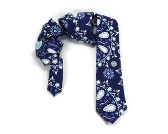 Winter blue necktie, Blue Floral tie, Ice flowers, lavender blue tie, narrow tie, frost blue skinny tie, linen tie, navy, ice, white