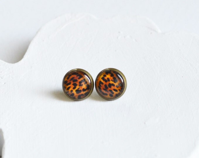 ANIMAL PRINT Stud Earrings metal brass depicting fashionable leopard skin, Safari, Glamour, Style, Colorful, Black, Brown,Red fire