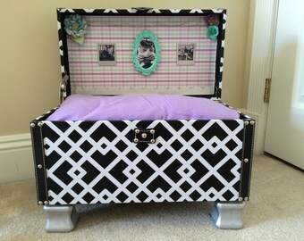 Luxury Pet Throne - LAVENDER LITERATURE