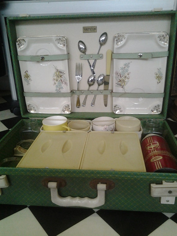 Brexton Vintage Picnic Set in Carry Case by VintiqueInterior