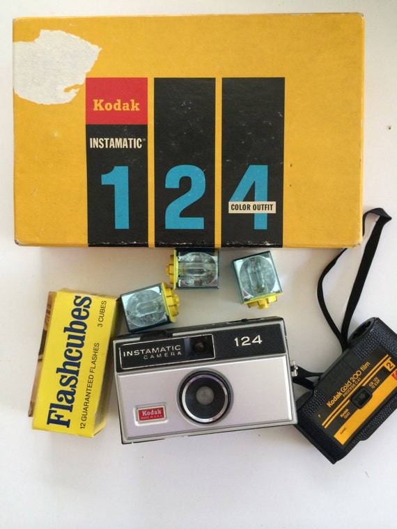 Vintage KODAK Instamatic 124 Camera Outfit 1970s flash cubes