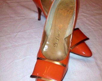 Awesome Mod Orange De Liso Debs pumps with cool gold toe