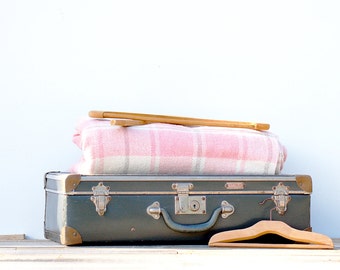 Valise vintage militaire French vintage large olive green suitcase in vulcanised fiber dating forties