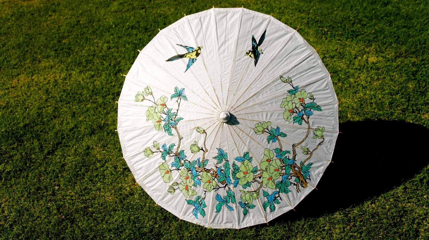 Paper Parasol. Paper Umbrella. Vintage. Green Daisies. Blue
