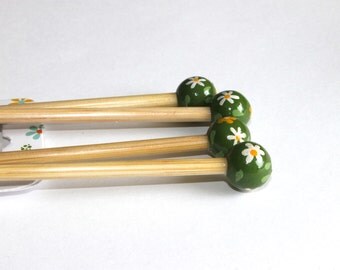 Bamboo Knitting Needles, Hand Painted, 40 cm long (15 inches aprox) - 5 mm/US 8 - Leaf Green Top