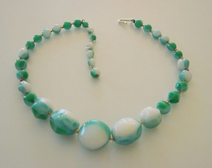 50s Variegated Green, Blue & White Lucite Graduated Bead Choker Necklace / Vintage Jewelry / Jewellery