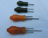 Bakelite Art Deco Corn Cob Holders / 2 Sets Corn Cob Holders / Bakelite Corn Cob Holders / Green and Butterscotch Yellow Corn Cob Holders