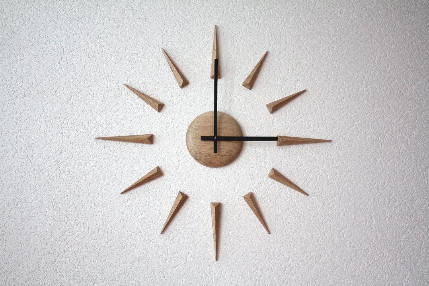 Стрелки на огромном циферблате. Часы настенные. Часы настенные деревянные. Настенные часы из картона. Часы настенные стрелки.