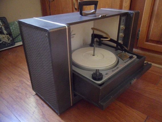 Vintage 1960s Magnavox Portable Record Player By Nashvillepicker