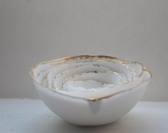 Stoneware fine bone china bowls with real gold in 7 differnt sizes. Ring dish