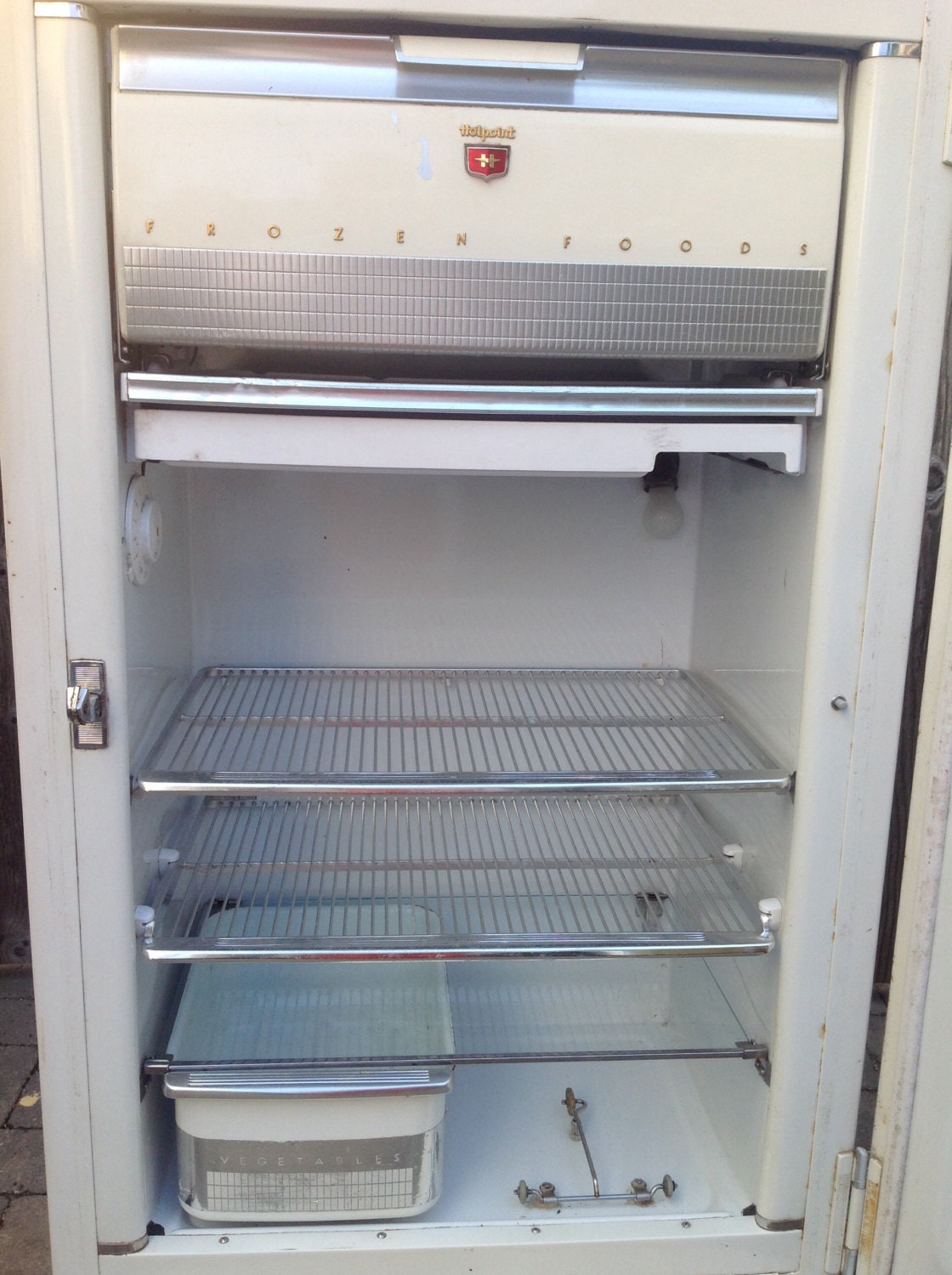 Vintage 1949 Hotpoint Refrigerator in Working Condition Pick