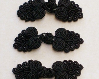 Black frog closure. 2 scroll leaves with beads. Set of 3