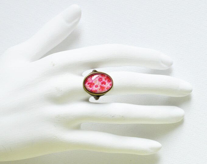 Oval ring of metal brass with the image under glass, Pink and Red, Ring size: 6.5 in (USA) / 13,5 (Italy) / 17 (Russia)