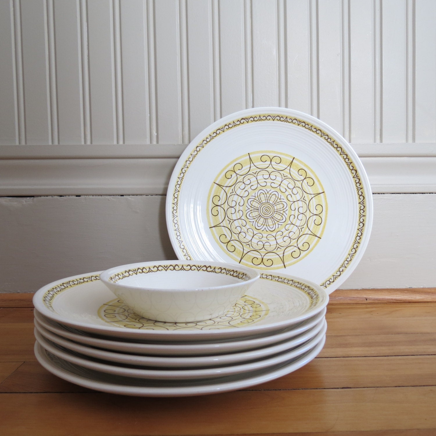 mid-century-retro-dinner-plates-set-of-six-plates-and-a-bowl