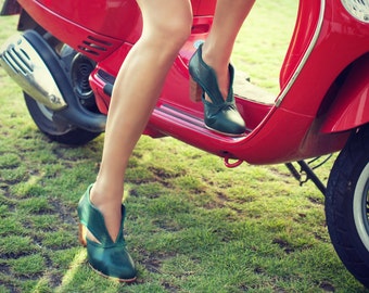 SPIRIT WALKER. Leather booties / women shoes / women booties / vintage booties / green. Sizes 35-43. Available in different leather colors.