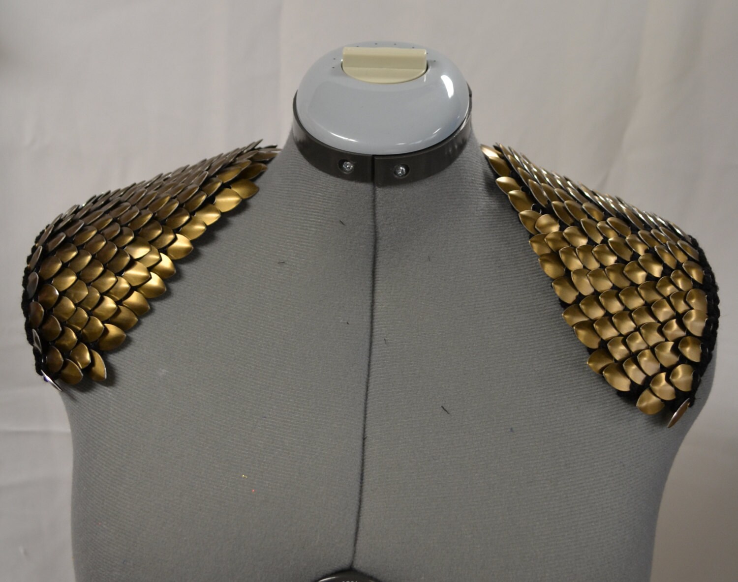 Epaulets in knitted Dragonhide Scalemail Armor by Crystalsidyll