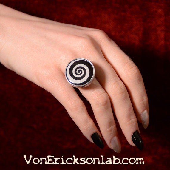 Von Erickson’s Hypnotic Spiral Ring Optical Illusion