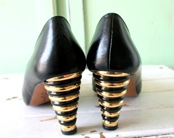 Vintage SPANISH LEATHER Black and Gold Heels...size 8 women..heels. mad men. gold. pumps. party. mod. classic. 1960s glam. leather. holiday.
